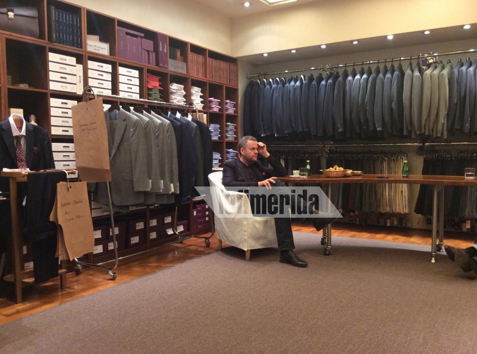 Ο ράφτης του Τζέιμς Μποντ στο Κολωνάκι όλο το Σαββατοκύριακο έραβε sur mesure τους Αθηναίους [εικόνες] | iefimerida.gr 3