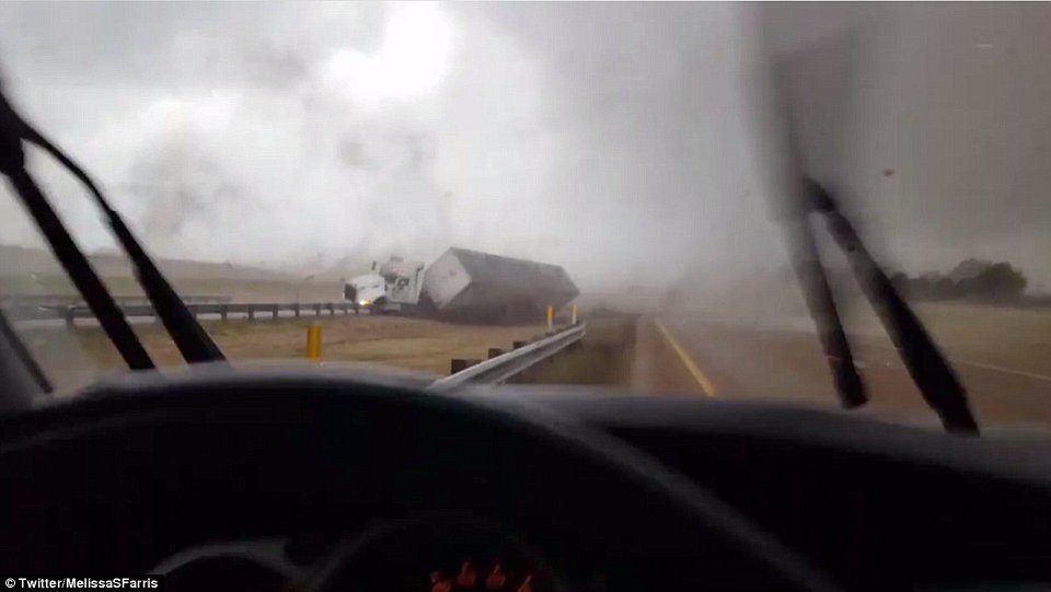 Επτά νεκροί από την κακοκαιρία στις ΗΠΑ -Οι ισχυροί άνεμοι ανέτρεψαν ακόμα και φορτηγό [εικόνες & βίντεο] | iefimerida.gr 1