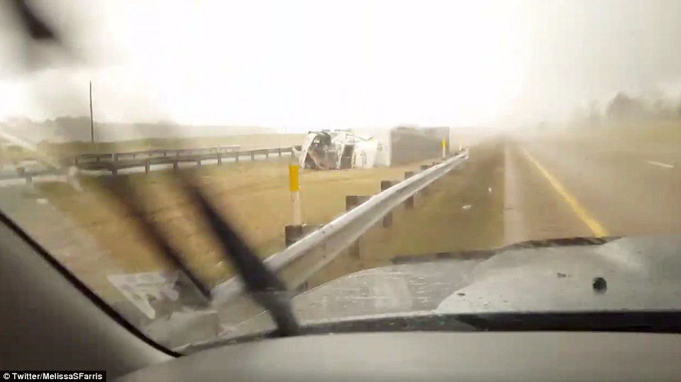 Επτά νεκροί από την κακοκαιρία στις ΗΠΑ -Οι ισχυροί άνεμοι ανέτρεψαν ακόμα και φορτηγό [εικόνες & βίντεο] | iefimerida.gr 2