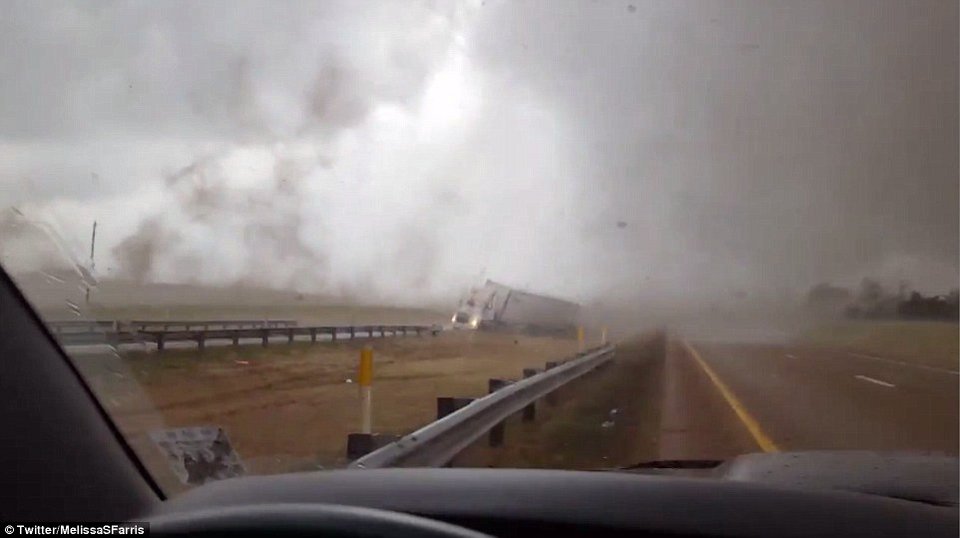 Επτά νεκροί από την κακοκαιρία στις ΗΠΑ -Οι ισχυροί άνεμοι ανέτρεψαν ακόμα και φορτηγό [εικόνες & βίντεο] | iefimerida.gr 0