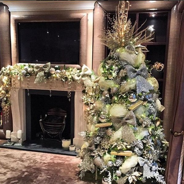 Γλειφιτζούρια, κούκλες, μπάλες Fendi - Ετσι στόλισαν τα δέντρα τους φέτος οι διάσημοι [εικόνες] | iefimerida.gr 9