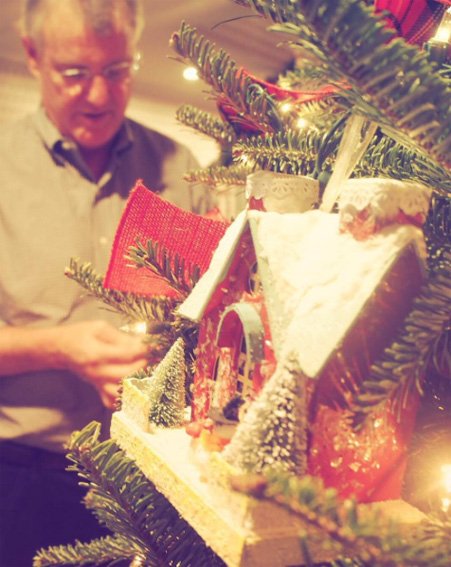 Γλειφιτζούρια, κούκλες, μπάλες Fendi - Ετσι στόλισαν τα δέντρα τους φέτος οι διάσημοι [εικόνες] | iefimerida.gr 1