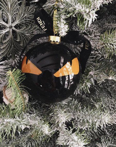 Γλειφιτζούρια, κούκλες, μπάλες Fendi - Ετσι στόλισαν τα δέντρα τους φέτος οι διάσημοι [εικόνες] | iefimerida.gr 4