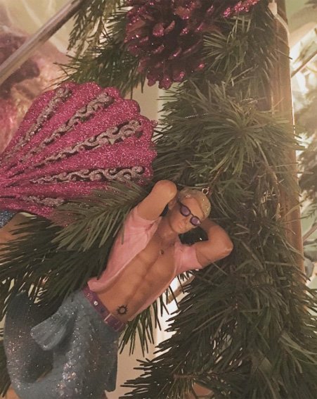 Γλειφιτζούρια, κούκλες, μπάλες Fendi - Ετσι στόλισαν τα δέντρα τους φέτος οι διάσημοι [εικόνες] | iefimerida.gr 5