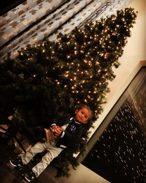 Γλειφιτζούρια, κούκλες, μπάλες Fendi - Ετσι στόλισαν τα δέντρα τους φέτος οι διάσημοι [εικόνες] | iefimerida.gr 6