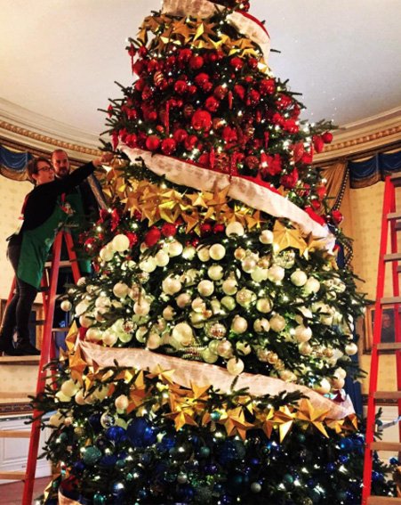 Γλειφιτζούρια, κούκλες, μπάλες Fendi - Ετσι στόλισαν τα δέντρα τους φέτος οι διάσημοι [εικόνες] | iefimerida.gr 7