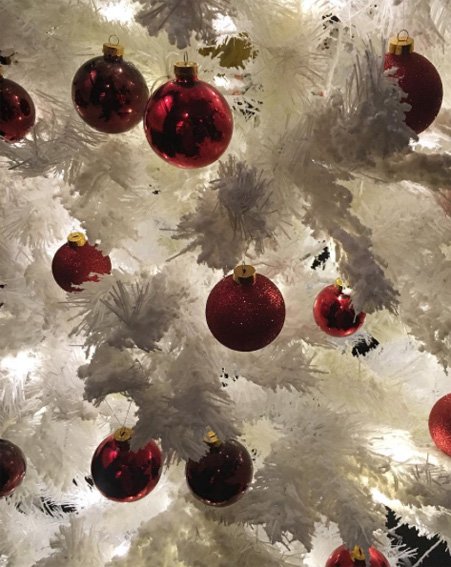 Γλειφιτζούρια, κούκλες, μπάλες Fendi - Ετσι στόλισαν τα δέντρα τους φέτος οι διάσημοι [εικόνες] | iefimerida.gr 8