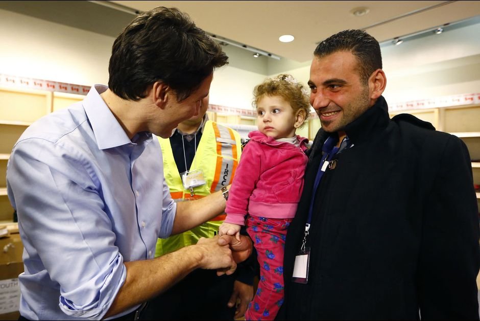 Ο πρωθυπουργός του Καναδά υποδέχεται Σύρους πρόσφυγες στο αεροδρόμιο, με ανοιχτή αγκαλιά [εικόνες] | iefimerida.gr 0