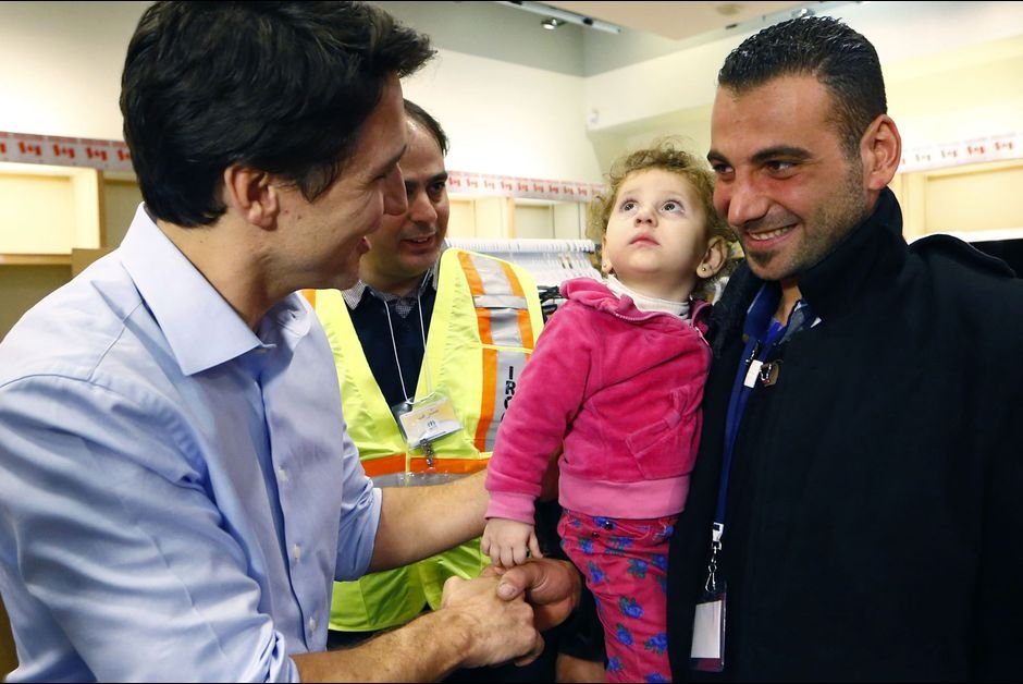 Ο πρωθυπουργός του Καναδά υποδέχεται Σύρους πρόσφυγες στο αεροδρόμιο, με ανοιχτή αγκαλιά [εικόνες] | iefimerida.gr 1
