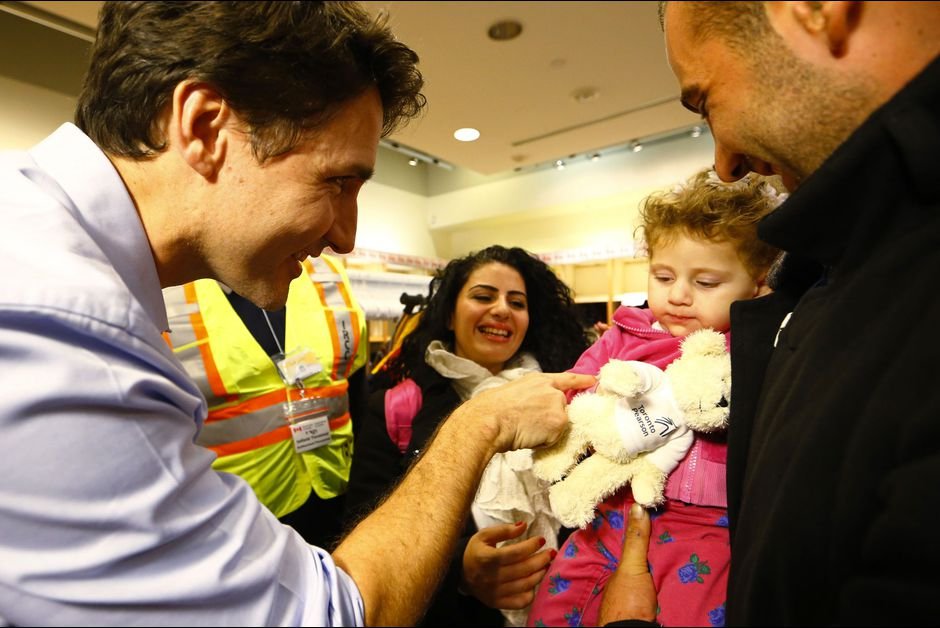 Ο πρωθυπουργός του Καναδά υποδέχεται Σύρους πρόσφυγες στο αεροδρόμιο, με ανοιχτή αγκαλιά [εικόνες] | iefimerida.gr 2