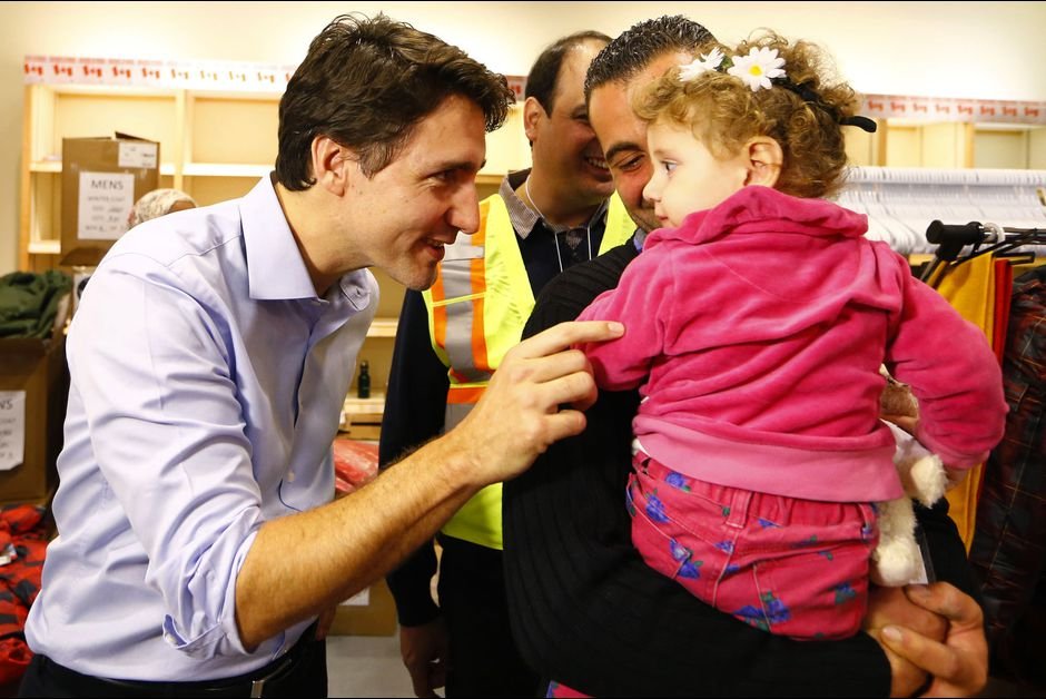 Ο πρωθυπουργός του Καναδά υποδέχεται Σύρους πρόσφυγες στο αεροδρόμιο, με ανοιχτή αγκαλιά [εικόνες] | iefimerida.gr 3