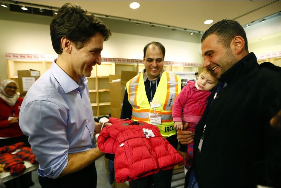 Ο πρωθυπουργός του Καναδά υποδέχεται Σύρους πρόσφυγες στο αεροδρόμιο, με ανοιχτή αγκαλιά [εικόνες] | iefimerida.gr 5