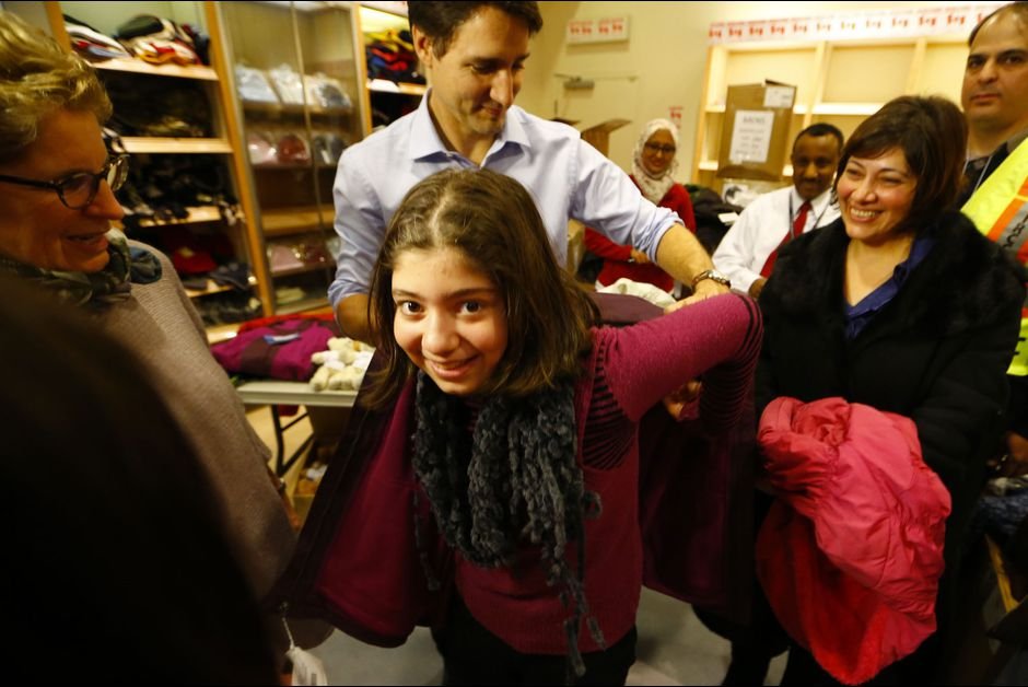 Ο πρωθυπουργός του Καναδά υποδέχεται Σύρους πρόσφυγες στο αεροδρόμιο, με ανοιχτή αγκαλιά [εικόνες] | iefimerida.gr 7