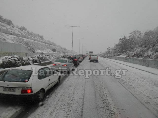 Ουρές χιλιομέτρων στην εθνική Αθηνών-Θεσσαλονίκης -Εγκλωβισμένοι οδηγοί στα χιόνια [εικόνες] | iefimerida.gr 1