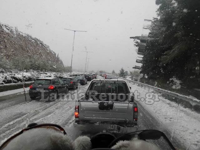 Ουρές χιλιομέτρων στην εθνική Αθηνών-Θεσσαλονίκης -Εγκλωβισμένοι οδηγοί στα χιόνια [εικόνες] | iefimerida.gr 3