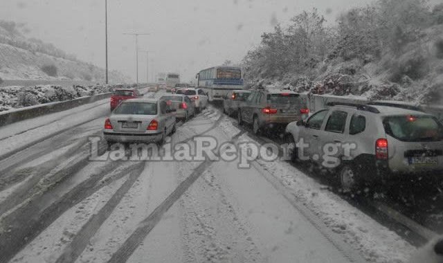 Ουρές χιλιομέτρων στην εθνική Αθηνών-Θεσσαλονίκης -Εγκλωβισμένοι οδηγοί στα χιόνια [εικόνες] | iefimerida.gr 2