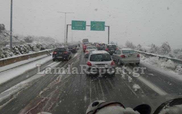 Ουρές χιλιομέτρων στην εθνική Αθηνών-Θεσσαλονίκης -Εγκλωβισμένοι οδηγοί στα χιόνια [εικόνες] | iefimerida.gr 0