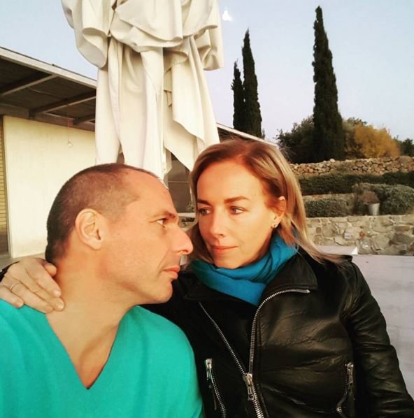 Σε ρομαντικό mood το ζεύγος Βαρουφάκη φωτογραφίζεται στην Αίγινα [εικόνα] | iefimerida.gr 0