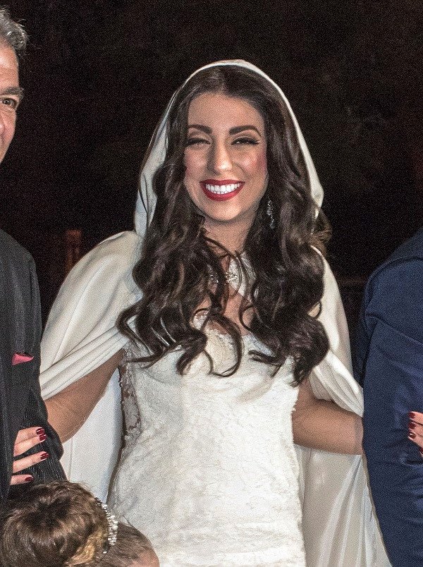 Παντρεύτηκε η Μελίνα των Vegas: Με εξώπλατο νυφικό και τον γαμπρό στα άσπρα [εικόνες&βίντεο]  | iefimerida.gr 2