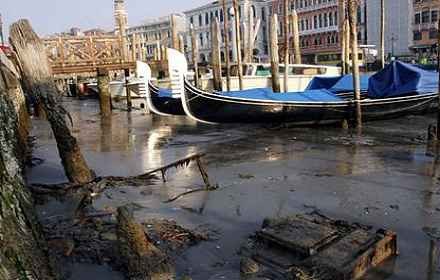 Αδειασαν από νερό τα κανάλια της Βενετίας -Δεν μπορούν να κινηθούν ούτε οι γόνδολες [εικόνες] | iefimerida.gr 4