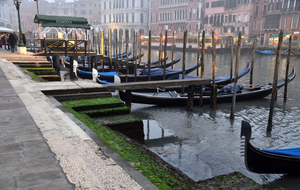 Αδειασαν από νερό τα κανάλια της Βενετίας -Δεν μπορούν να κινηθούν ούτε οι γόνδολες [εικόνες] | iefimerida.gr 7