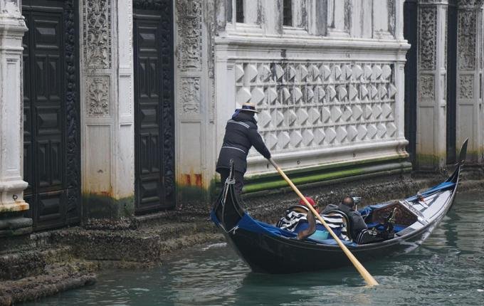 Αδειασαν από νερό τα κανάλια της Βενετίας -Δεν μπορούν να κινηθούν ούτε οι γόνδολες [εικόνες] | iefimerida.gr 1