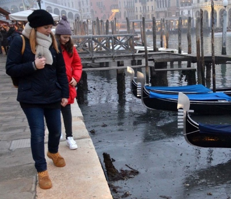 Αδειασαν από νερό τα κανάλια της Βενετίας -Δεν μπορούν να κινηθούν ούτε οι γόνδολες [εικόνες] | iefimerida.gr 2