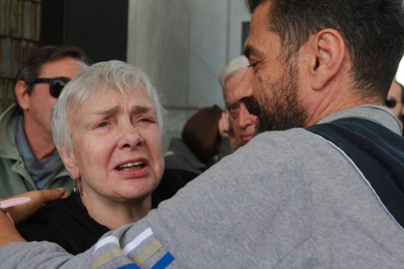 Ολο το ελληνικό θέατρο στην κηδεία του Μηνά Χατζησάββα - Στο εξωτερικό η σορός του για αποτέφρωση [εικόνες] | iefimerida.gr 4