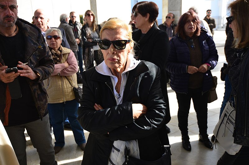 Ολο το ελληνικό θέατρο στην κηδεία του Μηνά Χατζησάββα - Στο εξωτερικό η σορός του για αποτέφρωση [εικόνες] | iefimerida.gr 15