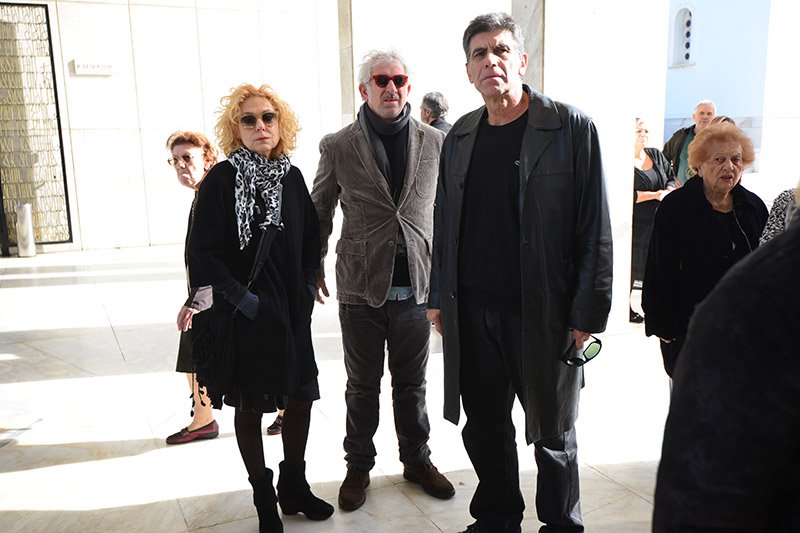 Ολο το ελληνικό θέατρο στην κηδεία του Μηνά Χατζησάββα - Στο εξωτερικό η σορός του για αποτέφρωση [εικόνες] | iefimerida.gr 5