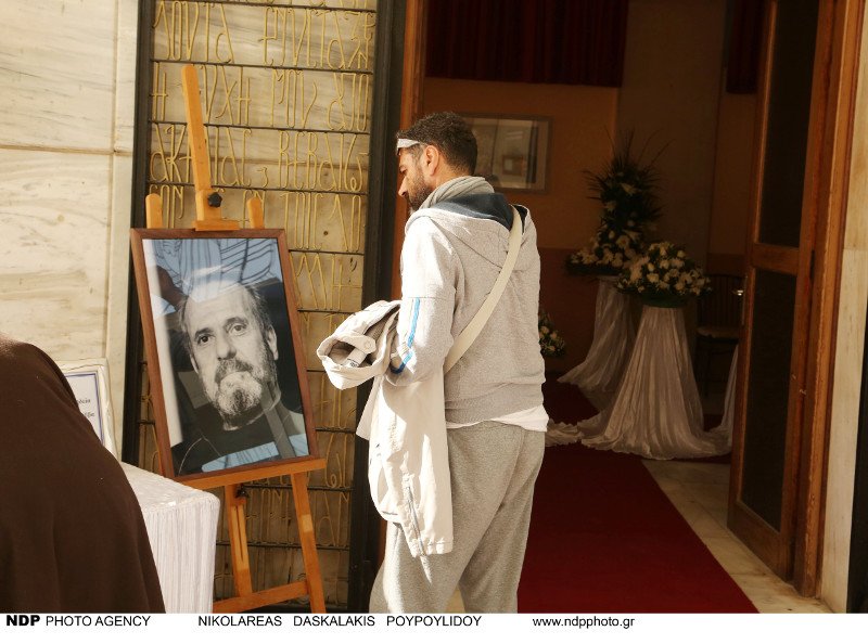 Ολο το ελληνικό θέατρο στην κηδεία του Μηνά Χατζησάββα - Στο εξωτερικό η σορός του για αποτέφρωση [εικόνες] | iefimerida.gr 1