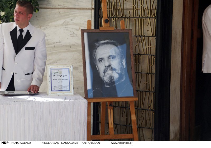 Ολο το ελληνικό θέατρο στην κηδεία του Μηνά Χατζησάββα - Στο εξωτερικό η σορός του για αποτέφρωση [εικόνες] | iefimerida.gr 2