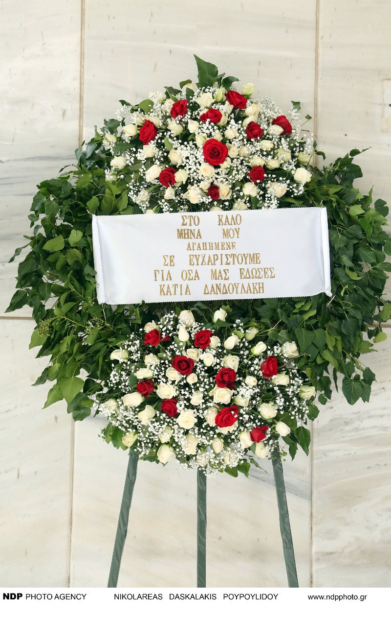 Ολο το ελληνικό θέατρο στην κηδεία του Μηνά Χατζησάββα - Στο εξωτερικό η σορός του για αποτέφρωση [εικόνες] | iefimerida.gr 3