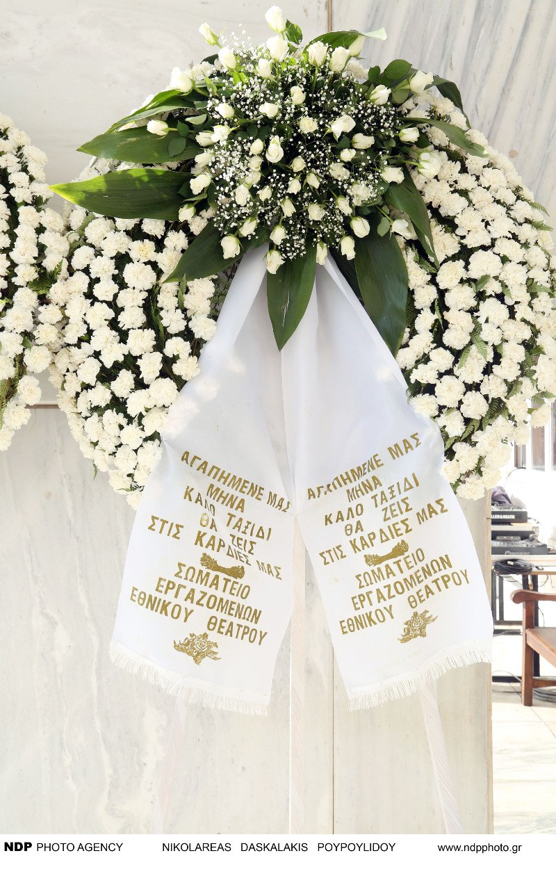 Ολο το ελληνικό θέατρο στην κηδεία του Μηνά Χατζησάββα - Στο εξωτερικό η σορός του για αποτέφρωση [εικόνες] | iefimerida.gr 6