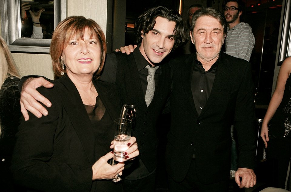 Η κούκλα μητριά του Χριστόφορου Παπακαλιάτη -Σύζυγος του πατέρα του [εικόνες] | iefimerida.gr 5