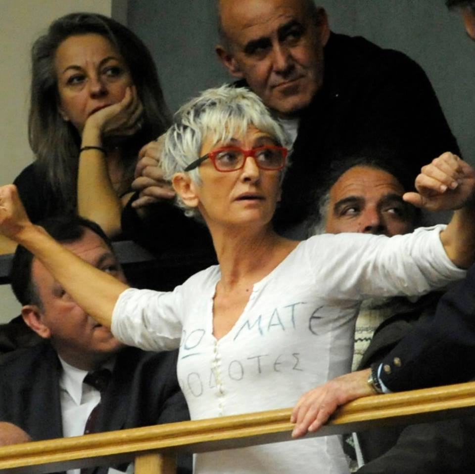 Ποια είναι η Αυγή Βουτσινά που πέταξε την κότα στο Μέγαρο Μαξίμου [εικόνες] | iefimerida.gr 0