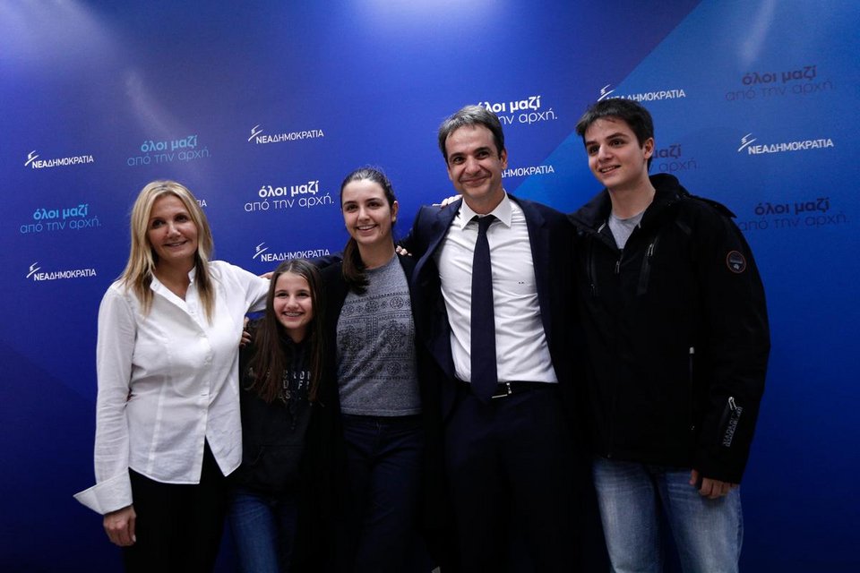 Η οικογενειακή φωτογραφία του Κυριάκου Μητσοτάκη μετά τη νίκη του στις εκλογές | iefimerida.gr 1