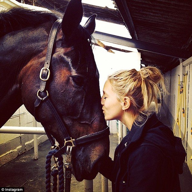 O πρίγκιπας Χάρι έχει σχέση με τη Μαρία-Ολυμπία, εγγονή του τέως [εικόνες] | iefimerida.gr 9