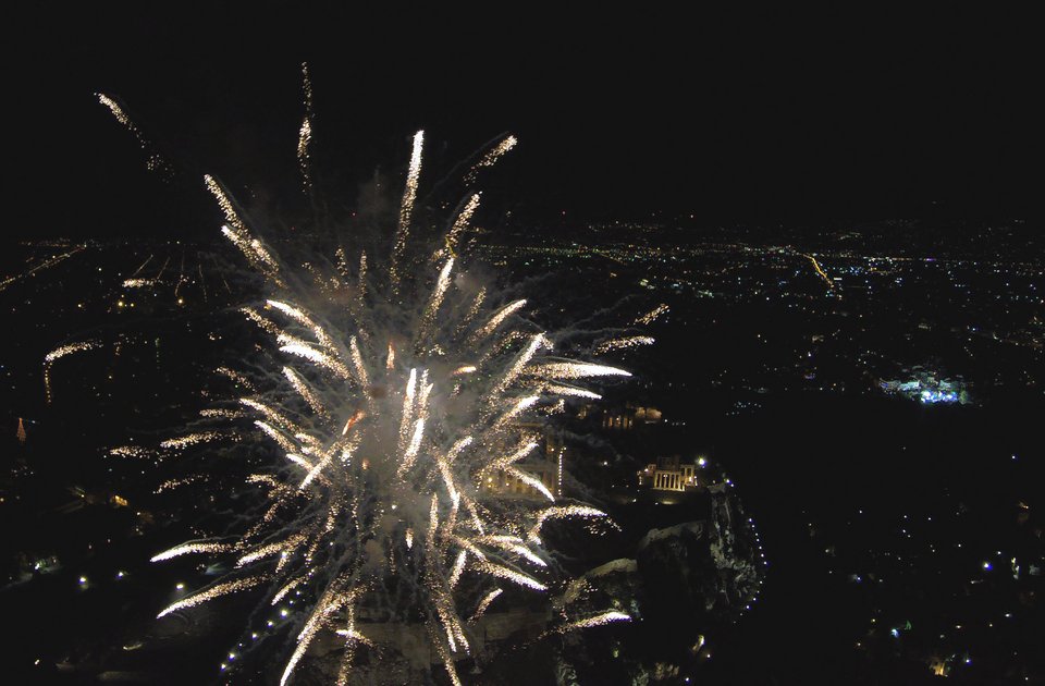 Η μαγεία της Ακρόπολης και τη νύχτα -Εντυπωσιακές αεροφωτογραφίες [εικόνες] | iefimerida.gr 5