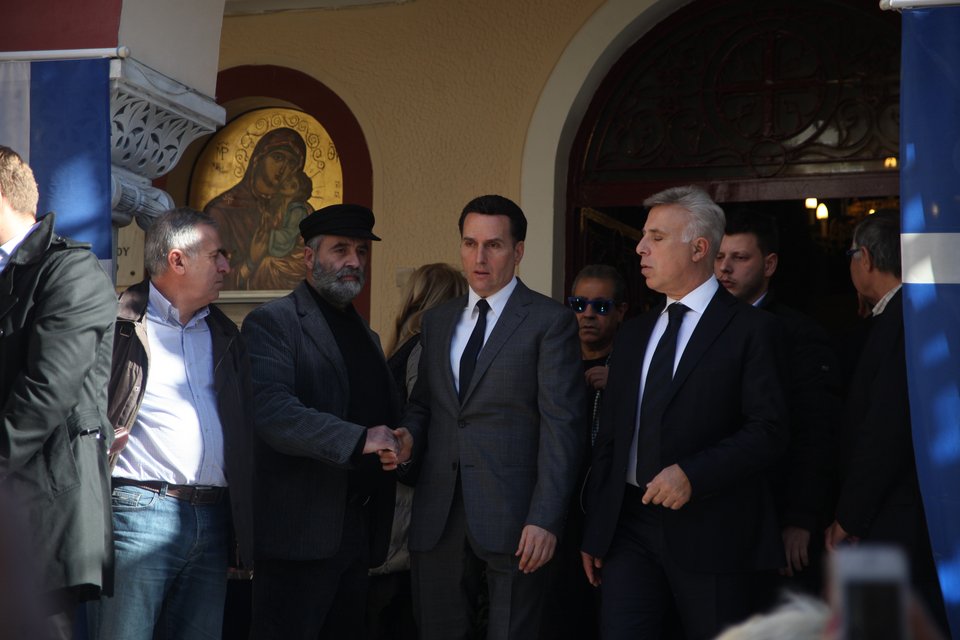 Πλήθος κόσμου στην κηδεία του Μάκη Ψωμιάδη  -Ποιοι επώνυμοι πήγαν [εικόνες &amp; βίντεο] | iefimerida.gr 6