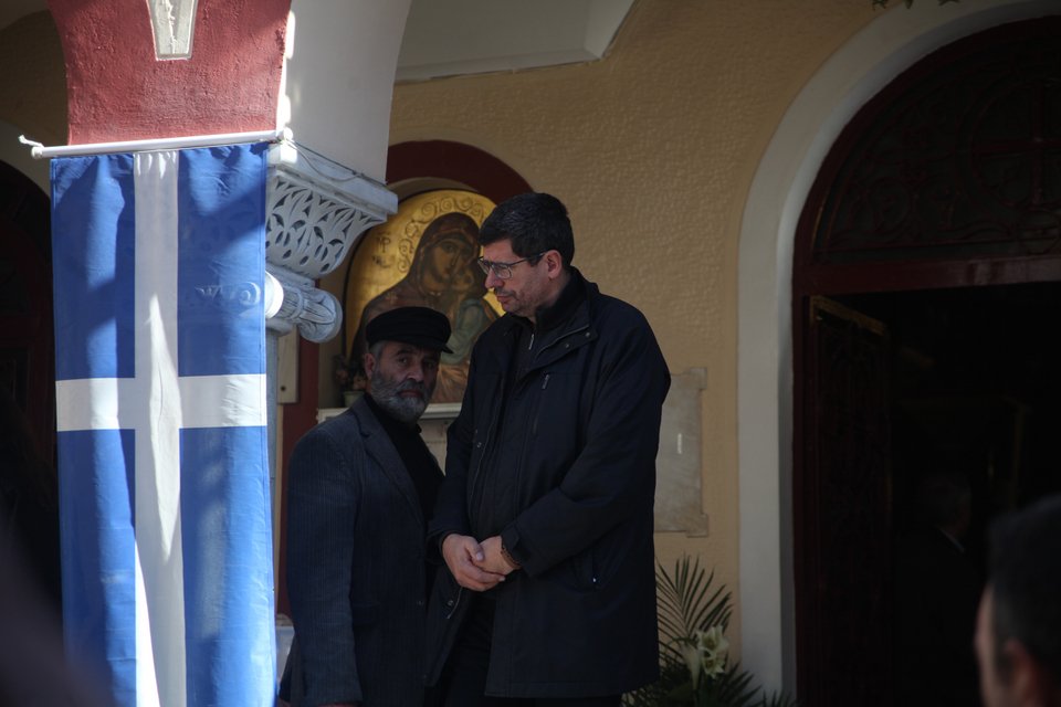 Πλήθος κόσμου στην κηδεία του Μάκη Ψωμιάδη  -Ποιοι επώνυμοι πήγαν [εικόνες &amp; βίντεο] | iefimerida.gr 7