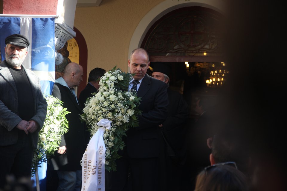 Πλήθος κόσμου στην κηδεία του Μάκη Ψωμιάδη  -Ποιοι επώνυμοι πήγαν [εικόνες &amp; βίντεο] | iefimerida.gr 2