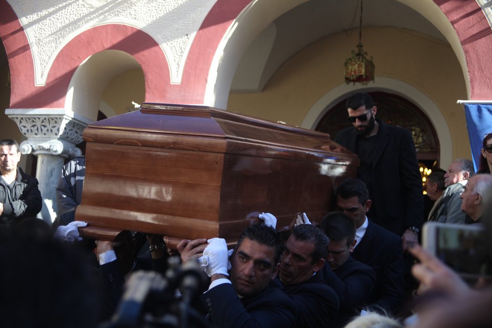 Πλήθος κόσμου στην κηδεία του Μάκη Ψωμιάδη  -Ποιοι επώνυμοι πήγαν [εικόνες &amp; βίντεο] | iefimerida.gr 4