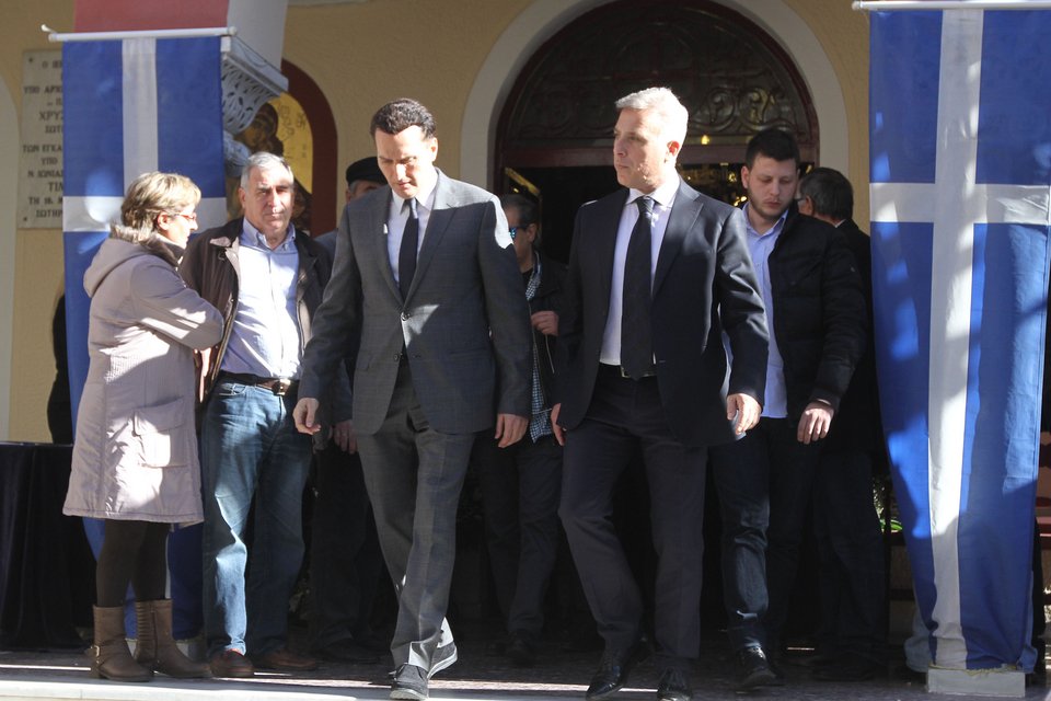 Πλήθος κόσμου στην κηδεία του Μάκη Ψωμιάδη  -Ποιοι επώνυμοι πήγαν [εικόνες &amp; βίντεο] | iefimerida.gr 8