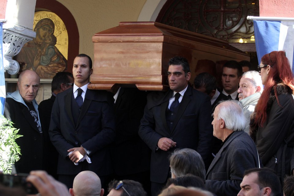 Πλήθος κόσμου στην κηδεία του Μάκη Ψωμιάδη  -Ποιοι επώνυμοι πήγαν [εικόνες &amp; βίντεο] | iefimerida.gr 9