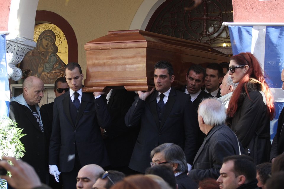 Πλήθος κόσμου στην κηδεία του Μάκη Ψωμιάδη  -Ποιοι επώνυμοι πήγαν [εικόνες &amp; βίντεο] | iefimerida.gr 5