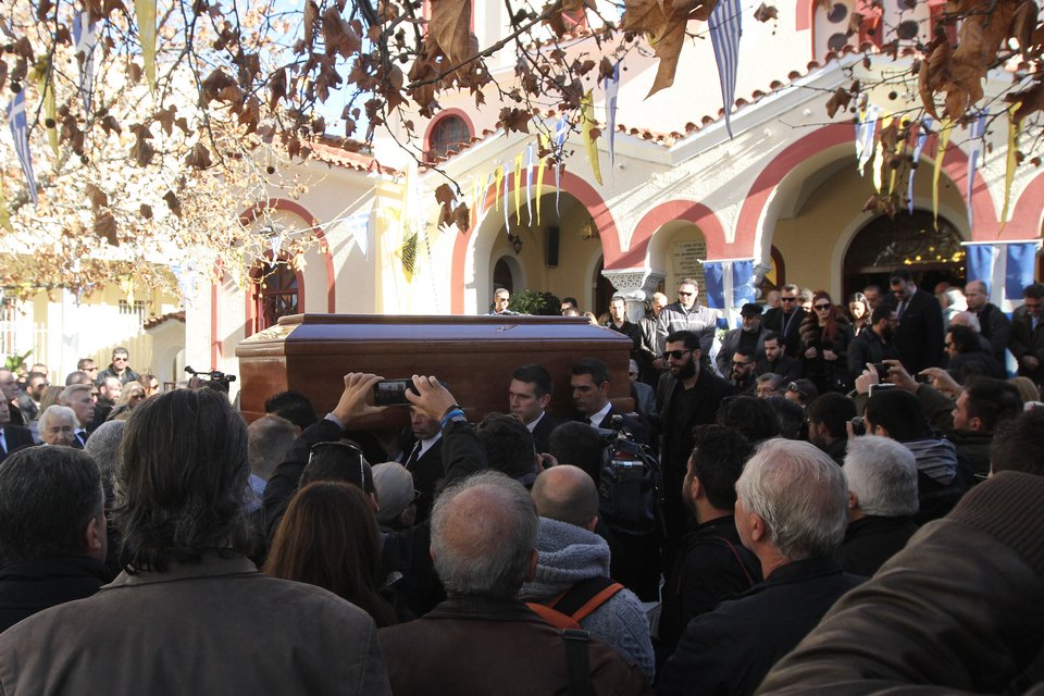 Πλήθος κόσμου στην κηδεία του Μάκη Ψωμιάδη  -Ποιοι επώνυμοι πήγαν [εικόνες &amp; βίντεο] | iefimerida.gr 3