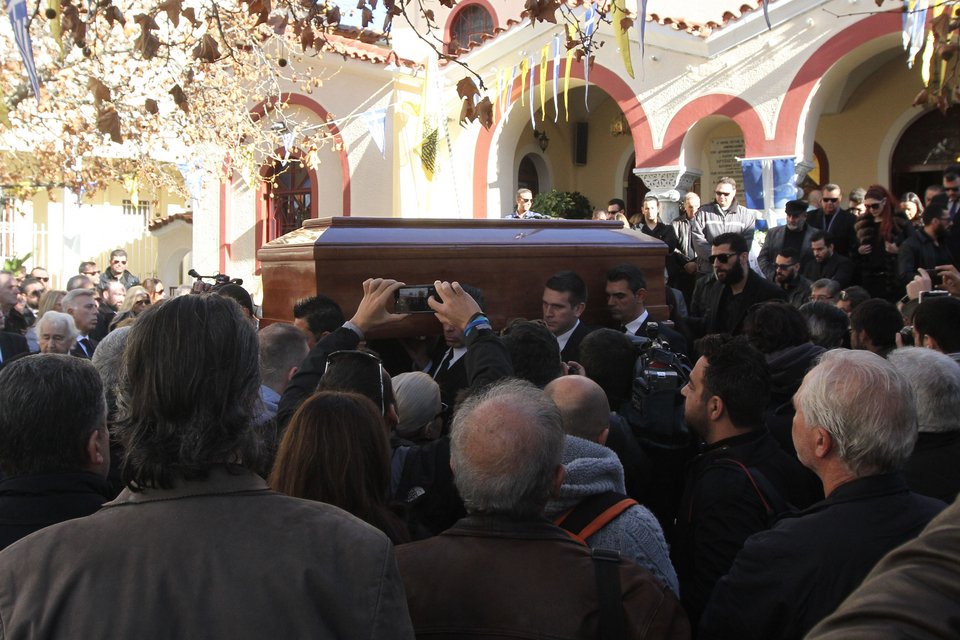 Πλήθος κόσμου στην κηδεία του Μάκη Ψωμιάδη  -Ποιοι επώνυμοι πήγαν [εικόνες &amp; βίντεο] | iefimerida.gr 10