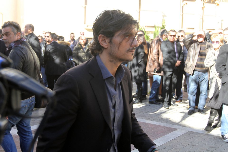 Πλήθος κόσμου στην κηδεία του Μάκη Ψωμιάδη  -Ποιοι επώνυμοι πήγαν [εικόνες &amp; βίντεο] | iefimerida.gr 11