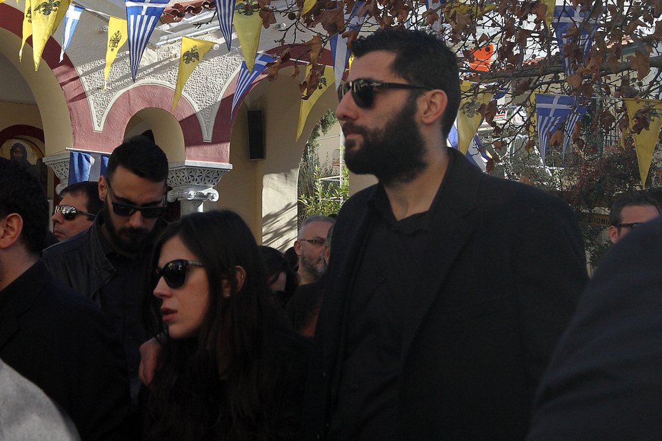 Πλήθος κόσμου στην κηδεία του Μάκη Ψωμιάδη  -Ποιοι επώνυμοι πήγαν [εικόνες &amp; βίντεο] | iefimerida.gr 12